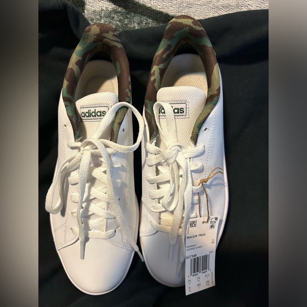 Great looking shoes for the tennis courts or simply to style.
